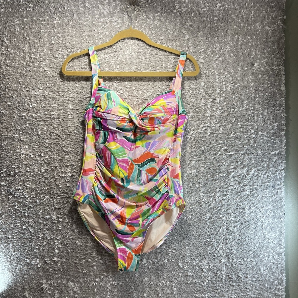 NipTuck One Piece Ruched Swimsuit With Built Bra 10 Floral Beach‎ Slimming